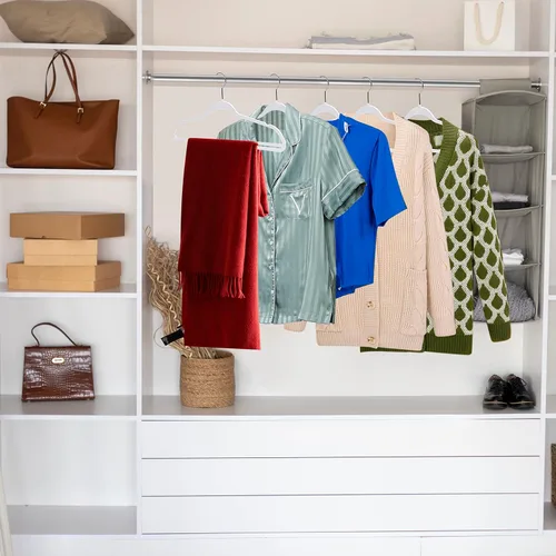 Vista 2 de Perchas de plástico blanco de calidad, paquete de 20 unidades, sin terciopelo, para ropa, juego de percheros resistentes, perchas de armario que