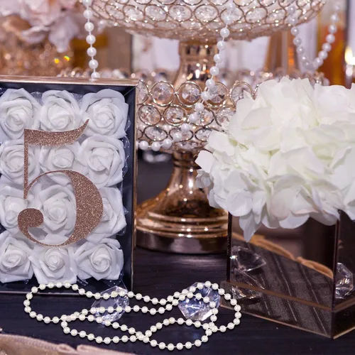 Vista 4 de Hicarer 24 collares de perlas de imitación blancas a granel collares de cuentas blancas de 31.5 pulgadas para mujeres y niñas, Mardi Gras, boda