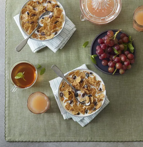 Vista 5 de Post Cereal de salvado de pasas, hecho con copos de trigo y salvado y pasas Sweet Sun-Maid, caja de 16.6 onzas