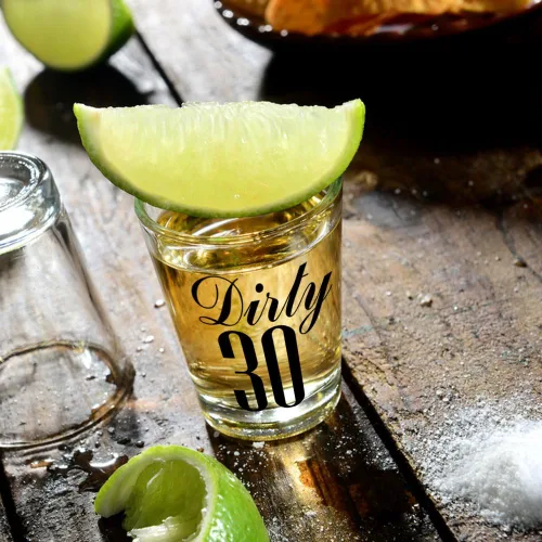 Vista 7 de Make Em Laugh Dirty 30 Shot Glass (Thirty) - Divertido cumpleaños número 30 - Regalos de cumpleaños 30 para mujeres - Vasos de chupito de cumpleaños