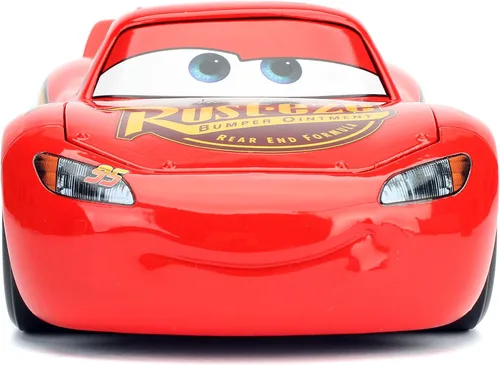 Vista 7 de Disney Pixar Cars 3 1:24 Lightning McQueen - Auto fundido a presión con estante para neumáticos (99751)