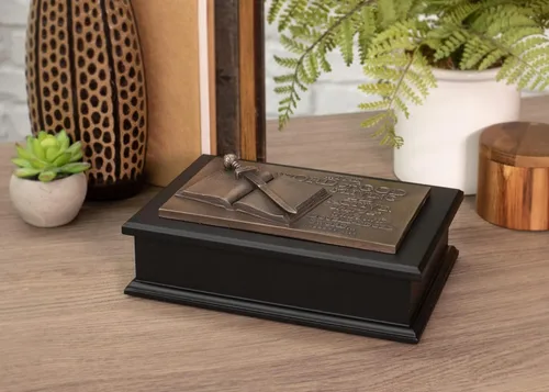 Vista 6 de Lighthouse Christian Products Espada Palabra de Dios Acabado Tipo Bronce 8.5 x 5.75 Caja Placa Escultura de Piedra Fundida y Madera