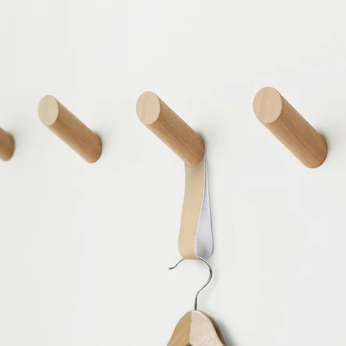 Vista 4 de evory Paquete de 10 ganchos de pared de madera, ganchos de madera rústica para colgar abrigos de pared, ganchos adhesivos para sombreros sin daños