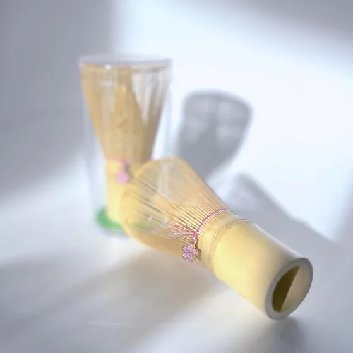 Vista 7 de Batidor tradicional de bambú matcha, Chasen de 120 puntas con dije de Sakura, 4 x 2.5 pulgadas, batidor de té natural para preparación de matcha