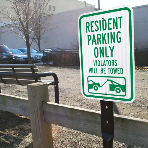 Vista 3 de SmartSign Letrero con texto en inglés "Resident Parking Only, Violators Towed" 12 x 18 pulgadas, aluminio reflectante de grado diamante 3M