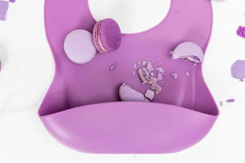 Vista 4 de Baberos de silicona para bebés y niños pequeños Juego de 3 unidades de color morado apagado Impermeable, duradero, ajustable, suave