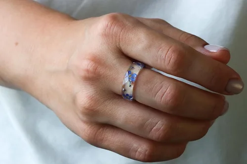 Vista 3 de Resin Ring with Real Pressed Forget-Me-Not Flowers Inside, Nature Inspired Jewelry, Resin Art, Floral Band