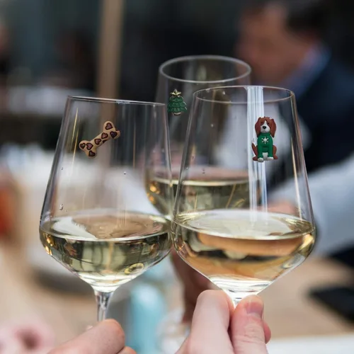 Vista 8 de Simply Charmed Dijes de copa de vino de perro de Navidad, marcadores magnéticos para todas tus bebidas navideñas, juego de 6