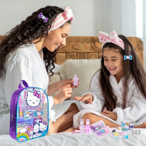 Vista 4 de Set de maquillaje Hello Kitty y sus amigos con mochila llena con 12 piezas, incluyendo brillo de labios, esmalte de uñas, piedras para uñas y otros