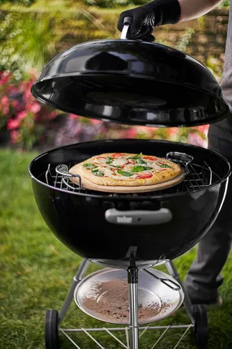 Vista 7 de Piedra para pizzas para la barbacoa, de la marca Webber, con asas de transporte, Acero inoxidable