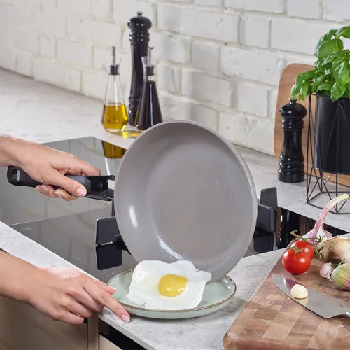 Vista 3 de Fissler Ceratal Classic - Sartén antiadherente de cerámica de 8 pulgadas, color gris cálido, fabricado sin PFAS