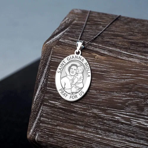 Vista 6 de PicturesOnGold.com Medalla religiosa ovalada Santa Gianna Beretta Molla - en plata de ley y oro de 10K o 14K