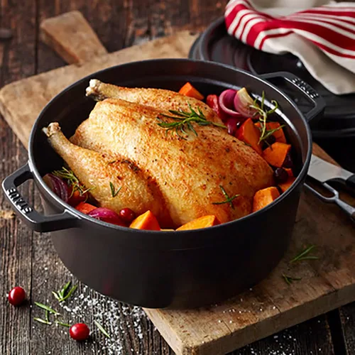 Vista 3 de STAUB - Olla cocotte redonda de hierro fundido de 5.5 litros, fabricada en Francia, sirve para 5-6 personas, color negro mate