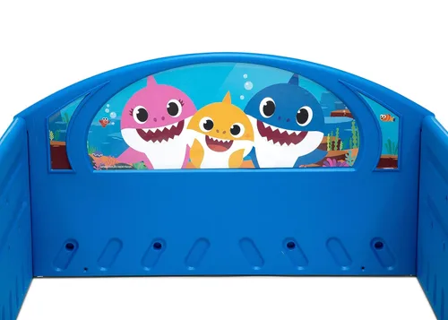 Vista 8 de Cama de dormir y jugar de plástico Baby Shark para niños pequeños con barandales adjuntos de Delta Children, Azul