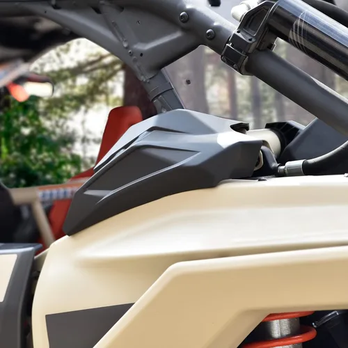 Vista 2 de SAUTVS Cubierta de plástico con moldura de jaula trasera para Maverick X3, placa de protección de pilar C para accesorios Can Am Maverick X3 / X3