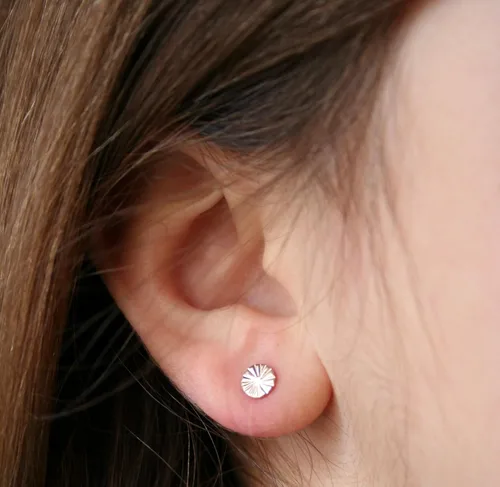 Vista 5 de Aretes modernos de plata de ley martillada de 0.197 in, piercing de lóbulo relleno de oro, diseño de sol