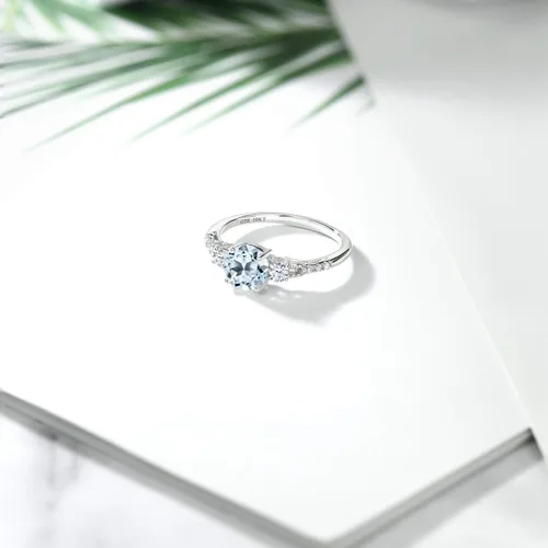 Vista 5 de Gem Stone King Anillo de compromiso de 10 quilates de oro blanco con piedra preciosa redonda de 6 mm, zafiro blanco creado y diamante blanco
