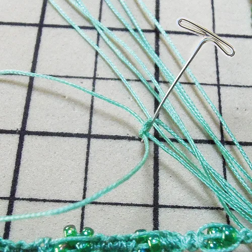Vista 5 de The Beadsmith Mini combo de macramé, tablero de cuentas de 7.5 x 10.5 pulgadas, caja de 40 pines en T de 1.75 pulgadas, proyecto de pulsera e