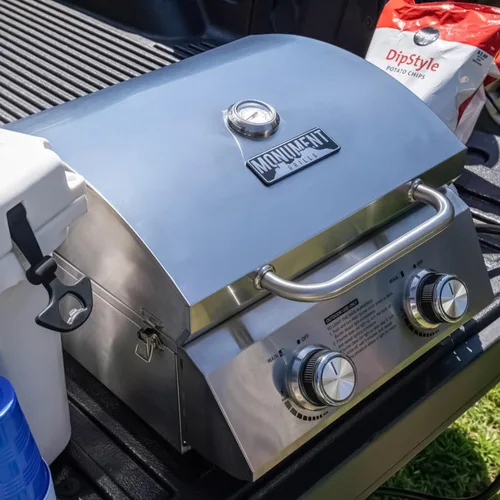 Vista 5 de Monument Grills Parrilla de gas propano de mesa para acampar al aire libre portátil cocinar con cerraduras de viaje, tapa alta de acero inoxidable