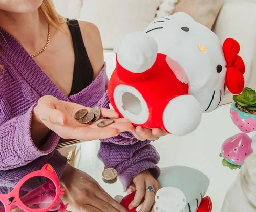 Vista 6 de Silver Buffalo Sanrio Hello Kitty en Pose de Sentarse Banco de Monedas de Peluche Suave