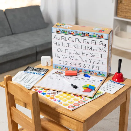 Vista 10 de ¡Melissa & Doug, hora de clases! Juego de aula de clases, puedes ser profesor o estudiante.