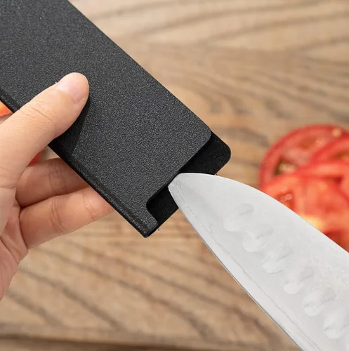 Vista 6 de Restaurantware Protector de cuchilla de plástico negro para cuchillos, se adapta a Santoku y cuchillo de chef, 8.5 x 2 pulgadas, forro de fieltro, a