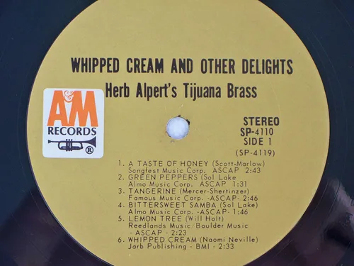 Vista 3 de Whipped Cream & Other Delights