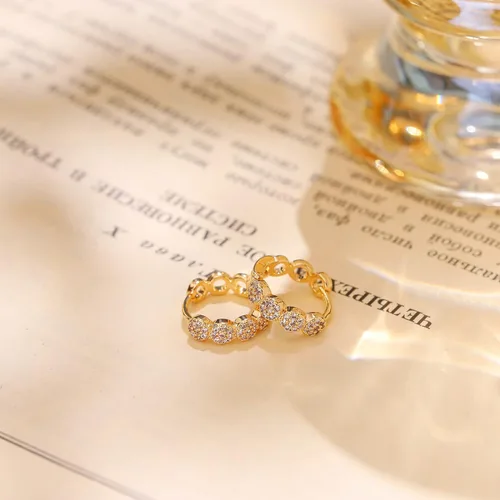 Vista 6 de VACRONA - Aretes huggies (de presión), pequeños, livianos y simples, en forma de argollaarracada, chapados en oro de 14 quilates, con circonia