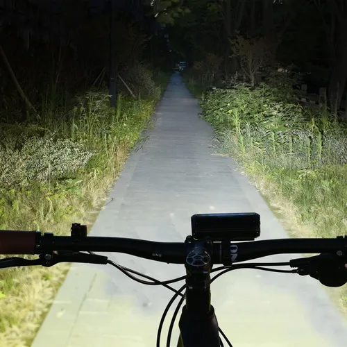 Vista 2 de Luz LED Súper Brillante para Bicicleta de 3400 Lúmenes Recargable por USB - Faro de Bicicleta de 5 Modos con 7H de Duración, IPX6 Resistente al