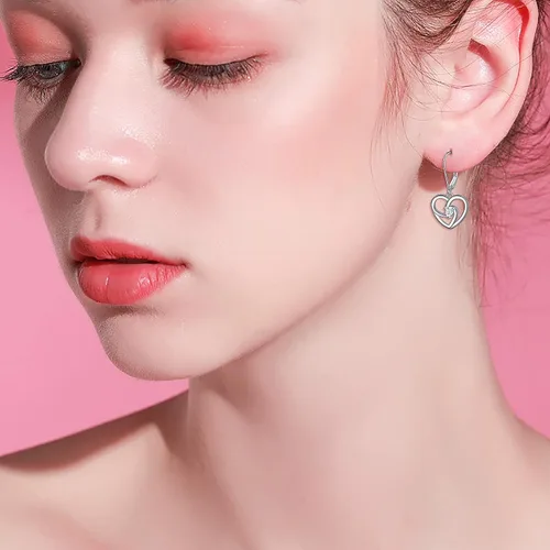 Vista 2 de Aretes de plata fina 925 en forma de corazón colgante para mujeres y niñas.