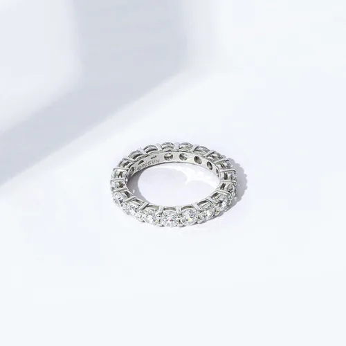 Vista 5 de Tienda Essentials Anillo de plata de ley chapada en platino o oro con circonita cúbica redonda de elementos infinitos
