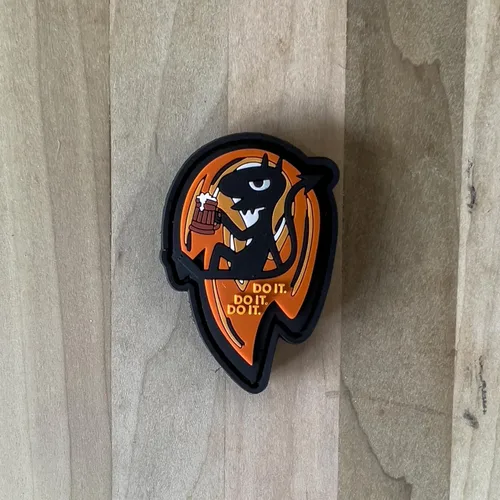 Vista 3 de Do It Do It Do It Do It - Parche de PVC Black Cat Devil Respaldo de gancho y bucle