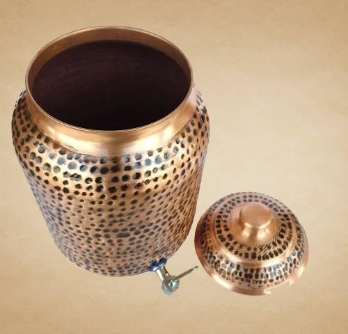 Vista 6 de Rastogi Handicrafts Tanque de almacenamiento de agua martillado de cobre puro Pote marrón 4 litros de capacidad con Tumble y botella de cobre