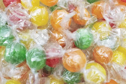 Vista 3 de Surtido de caramelos de bolas agrias – Bolsa a granel de 3 libras de dulces duros envueltos individualmente de naranja, limón, fresa, cereza, verde