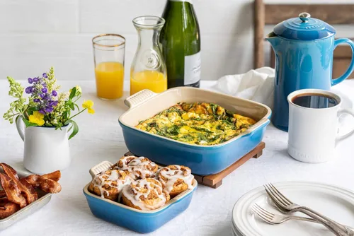 Vista 2 de Le Creuset Stoneware Heritage - Juego de 2 platos cuadrados, pequeños, 18 onzas y medianos, 2 cuartos de galón, Marsella