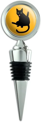 Gato negro elevación pierna y lamiendo tapón de botella de vino