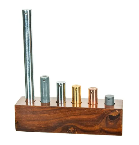Eisco Labs cilindros con igualdad de masa (100 g), juego de 6 gravas con soporte de madera y orificios para suspensión, longitudes variadas, de 0.6