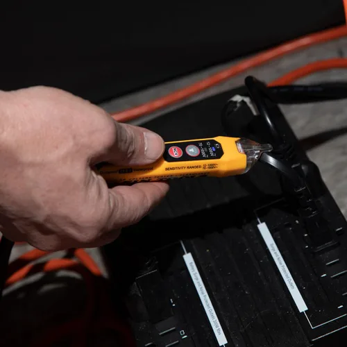 Vista 13 de Klein Tools Probador de voltaje sin contacto RT250KIT y probador de receptáculo GFCI con LCD y linterna, kit de prueba eléctrica de voltaje