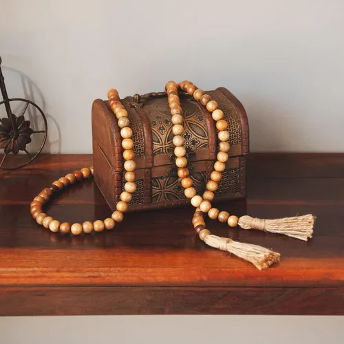 Vista 4 de Nanalou Guirnalda de cuentas de madera Añade un toque de estilo bohemio a la decoración de tu casa de campo con una guirnalda de cuentas de madera