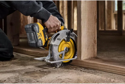 Vista 11 de DEWALT Sierra circular inalámbrica sin escobillas de 20 V MAX XR de 7-1/4 pulgadas, solo herramienta (DCS590B)