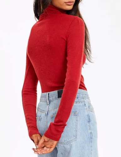 Vista 4 de Trendy Queen Camisas de manga larga con cuello alto para mujer moda de otoño 2022 capas básicas ajustadas suaves ropa interior térmica