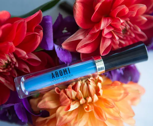 Labial Líquido Mate Azul Brillante | Maquillaje Vegano + Libre de Crueldad, De Larga Duración, Opaco, Altamente Pigmentado | Aromi (Azul Azure)