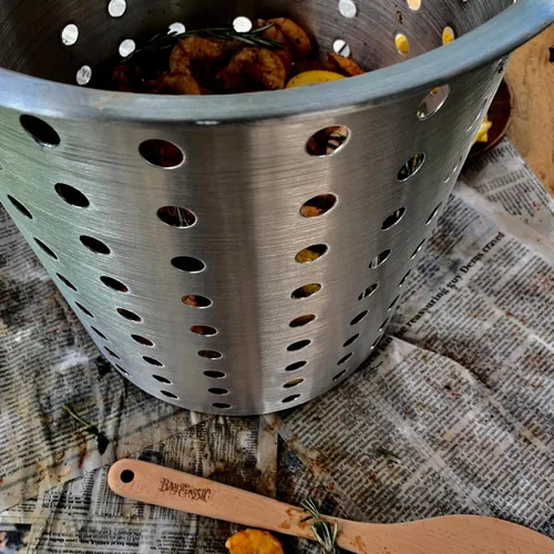 Vista 2 de Bayou Classic B300 canastilla perforada para cocinar al vapor, hervir, freír. Se adapta a las freidoras de pavo Bayou Classic de 30 cuartos de galón