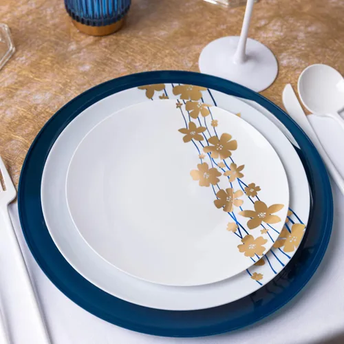 Vista 4 de EcoQuality Platos redondos de plástico blanco de 6 pulgadas con diseño de vid azul y dorado, platos desechables de fiesta como China, platos