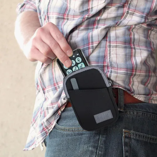 Vista 4 de USA Gear Funda para reproductor de MP3 compatible con Apple iPod Touch, iPod Nano, Innioasis Y1, Walkman, Aiworth, cable USB, auriculares, fundas