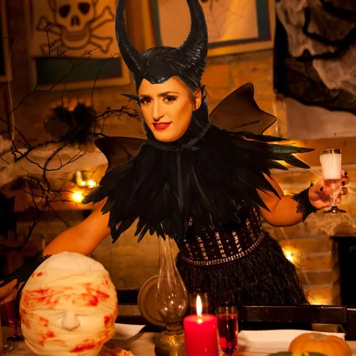 Vista 5 de Chal de plumas negras con cuernos de maléfica, diadema y puño de plumas, disfraz de maléfica para mujer, capa negra de maléfica, conjunto de disfraz