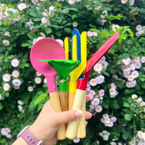 Vista 6 de Juego de herramientas de jardinería para niños, 5 herramientas de jardinería para niños de metal con mango de madera resistente, herramientas