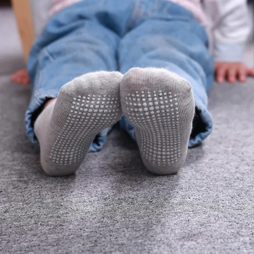 Vista 7 de 12 pares de calcetines antideslizantes para el tobillo con agarres antideslizantes para niños pequeños y niñas