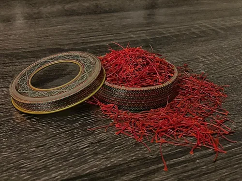 Vista 2 de Hilos de flores de azafrán, 100% orgánico y puro, seleccionado a mano, azafrán rojo premium (0.07 oz)