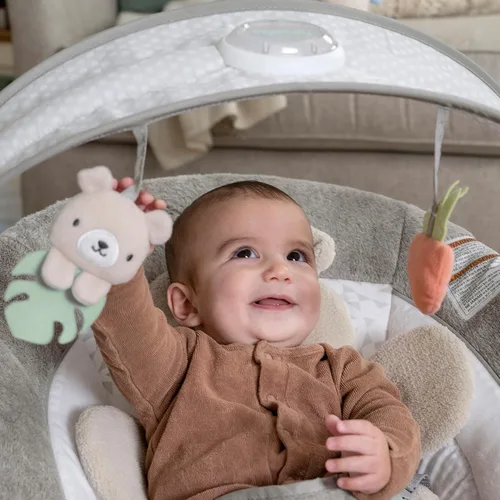 Vista 8 de Ingenuity InLighten - Asiento de columpio para bebé con barra de juguete iluminada y almohada de tiempo de barriga de oso - Nate, desde recién